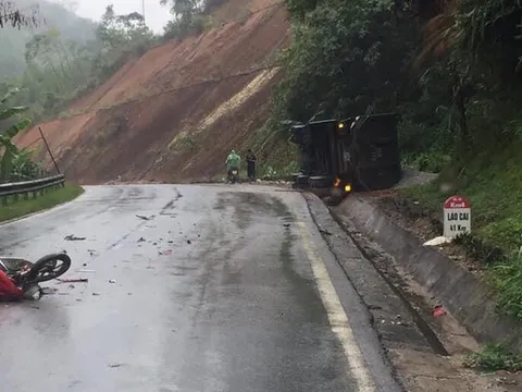 Va chạm với xe mày, container lật ngang, 2 tử vong
