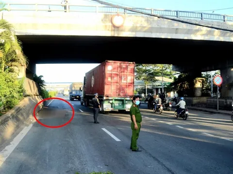 TP.HCM: Người phụ nữ rơi từ cầu vượt xuống đường tử vong tại chỗ