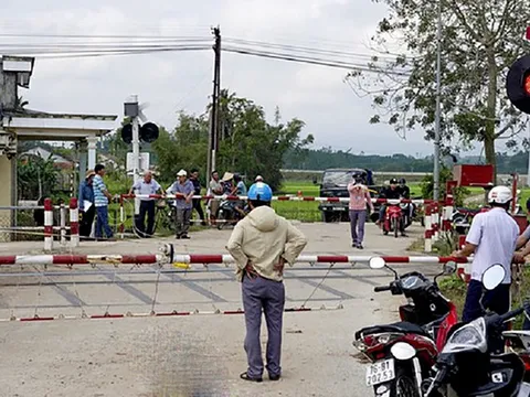 Khởi tố 2 nhân viên đường sắt liên quan đến vụ tàu hỏa đâm ô tô làm 3 người thương vong