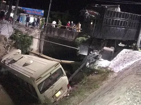 Xe khách va chạm xe đầu kéo, 7 người thương vong