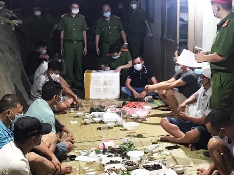 Nhóm thanh niên tụ tập uống bia trong khu cách ly bị phạt 70 triệu đồng