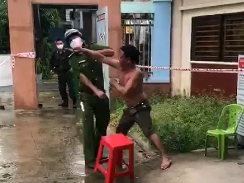 Bình Dương: Bị nhắc nhở đeo khẩu trang, người đàn ông đấm vào mặt công an