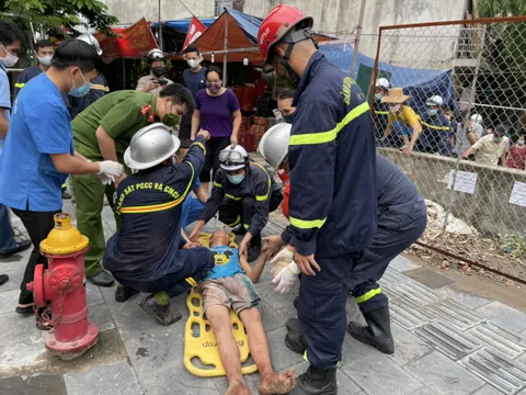 Giải cứu bé trai mắc kẹt trong khe tường giữa 2 ngôi nhà ở Hà Nội