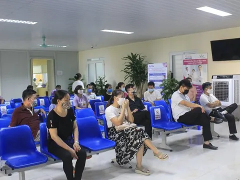 Chen lấn đi tiêm vắc-xin Covid-19: Lợi bất cập hại