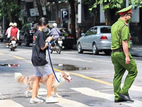 Dắt chó đi dạo trong ngày đầu giãn cách, cô gái bị phạt 2 triệu đồng