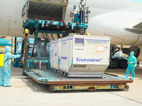 Thêm 659.900 liều vaccine COVID-19 về Việt Nam