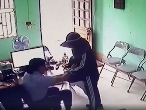 Bắt 'nữ quái' cầm dao xông vào quỹ tín dụng để cướp tiền