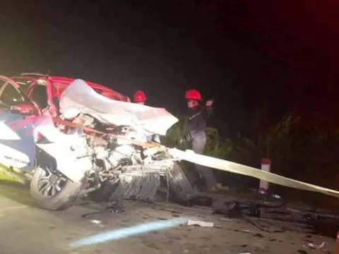 Xe tải va chạm với xe bán tải, 4 cán bộ, nhân viên y tế thương vong