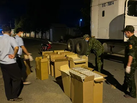Tây Ninh: Bắt giữ tài xế xe container chở 10.000 bao thuốc lá nhập lậu