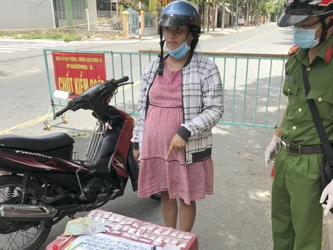 Bà bầu mang 36 gói ma tuý định vượt chốt kiểm dịch COVID-19