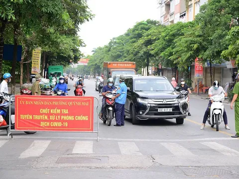Hà Nội: 3 thanh niên chi 12 triệu mua 9 giấy đi đường tại hiệu cầm đồ