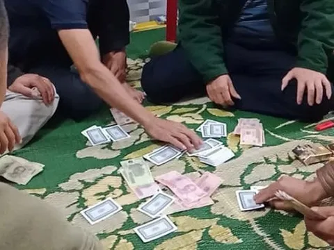 Thanh Hóa: Tạm đình chỉ công tác 4 cán bộ đánh bạc trong trụ sở cơ quan