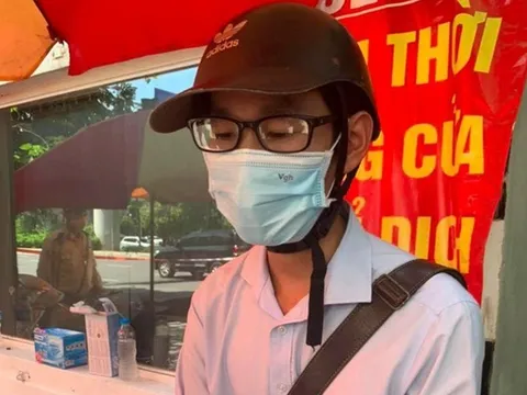 Nam thanh niên tự làm giấy đi đường để thông chốt kiểm dịch ở Hà Nội