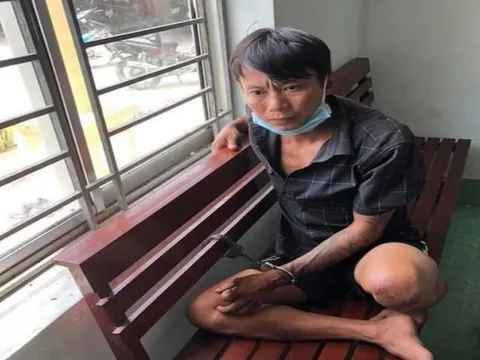 Cầm dao chém 2 bảo vệ dân phố vì không cho vợ ra qua chốt kiểm dịch