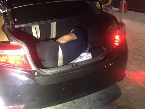 Phát hiện người Trung Quốc trốn trong cốp ô tô để qua chốt phòng dịch