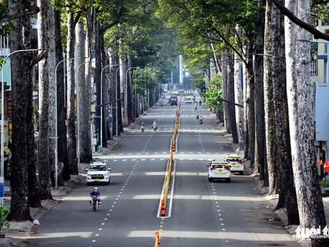 Đường phố TP.HCM vắng bóng người trong ngày đầu tiên siết chặt giãn cách