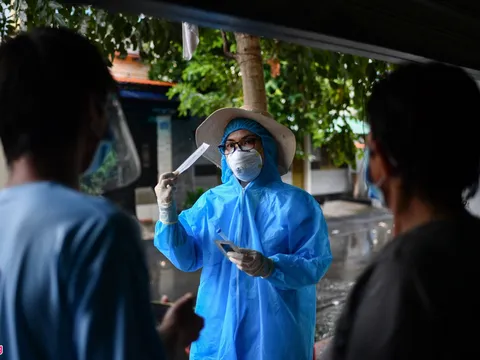 TP HCM: Nhân viên y tế tới từng nhà hướng dẫn người dân tự test nhanh COVID-19