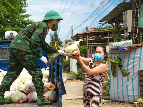 Xúc động hình ảnh quân đội xuyên đêm vận chuyển lương thực cho người dân