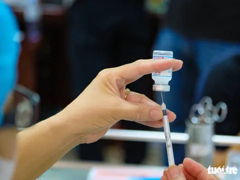 Vụ tiêm vaccine ngừa COVID-19 'thần tốc': Đình chỉ một nữ cán bộ phường