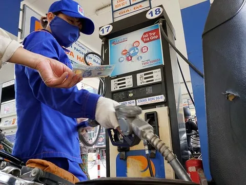 Giá xăng dầu giảm mạnh trong chiều nay 26/8