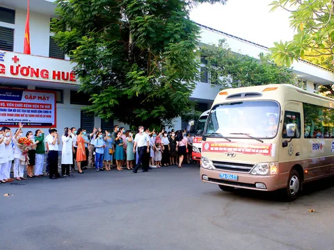 Hàng trăm 'chiến sĩ áo trắng' gấp rút lên đường chia lửa với miền Nam