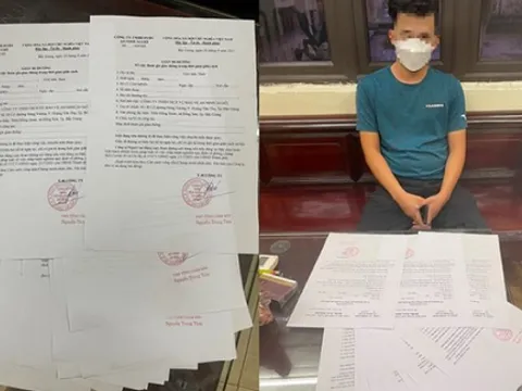 Hà Nội: Phát hiện nam thanh niên mang theo 18 giấy đi đường 'khống'