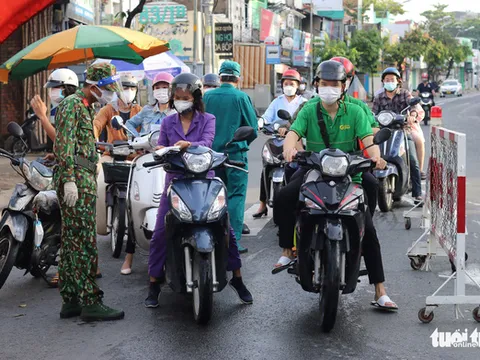 TP.HCM: Người đi đường bắt đầu khai báo 'di chuyển nội địa'