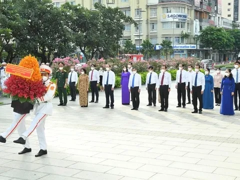 Tết Độc lập nơi tâm dịch