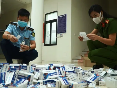Thu giữ hàng trăm hộp thuốc điều trị COVID-19 không rõ nguồn gốc