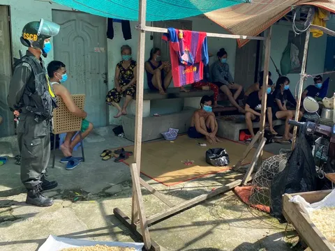 Nhận tiền hỗ trợ rồi tụ tập đánh bạc, 13 người bị phạt 180 triệu đồng