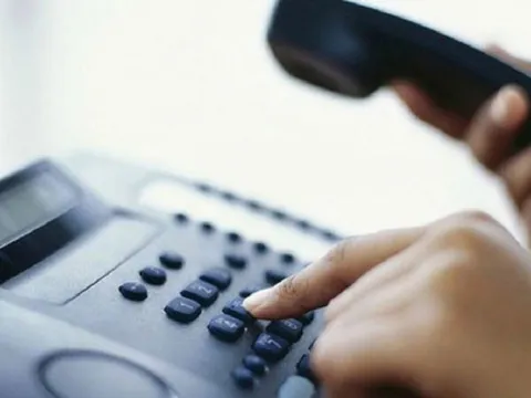 Sau khi nghe điện thoại của kẻ mạo danh cảnh sát, người đàn ông mất 1,6 tỷ đồng