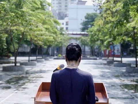 Bạn nhìn thấy gì từ bức ảnh của cô Văn Thùy Dương trong ngày lễ khai giảng?