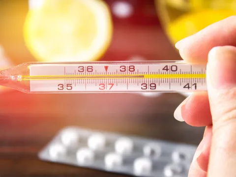 Uống thuốc hạ sốt đúng cách sau khi tiêm vaccine Covid-19