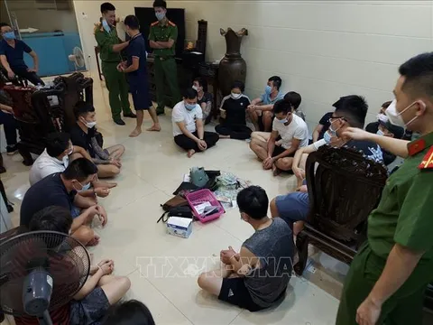 Bắt 10 đối tượng đánh bạc xóc đĩa giữa mùa dịch, thu giữ hơn 1 tỷ đồng