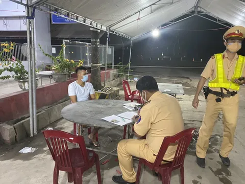 Giấu 15 người trong thùng xe đông lạnh để thông chốt kiểm dịch COVID-19