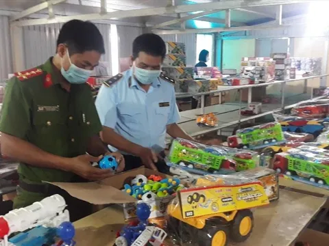 Nam Định: Đột kích kho đồ chơi Trung thu 'khủng' chưa rõ nguồn gốc
