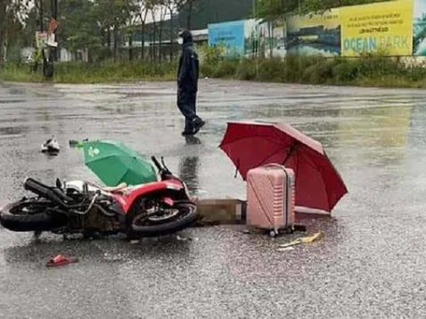 Đang đi xe máy trên đường, đôi nam nữ nghi bị sét đánh tử vong