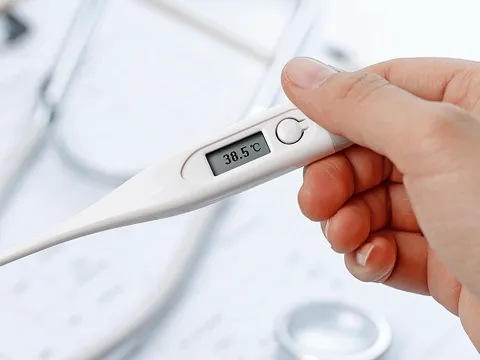 Sốt sau tiêm vaccine phòng COVID-19: Những lưu ý từ chuyên gia