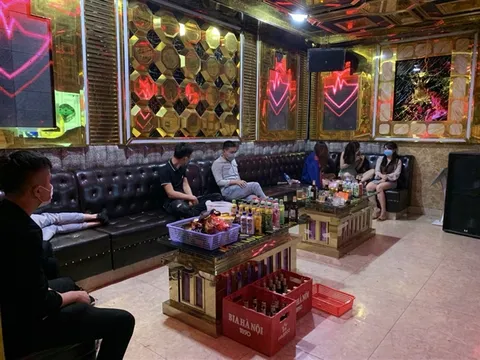 Chủ quán và khách bị phạt hơn 100 triệu đồng vì hát karaoke trong mùa dịch