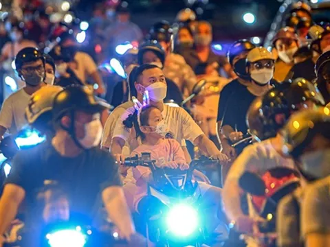 'Biển người' Hà Nội ra đường đêm trung thu, chuyên gia lo lắng nguy cơ trẻ em lây nhiễm