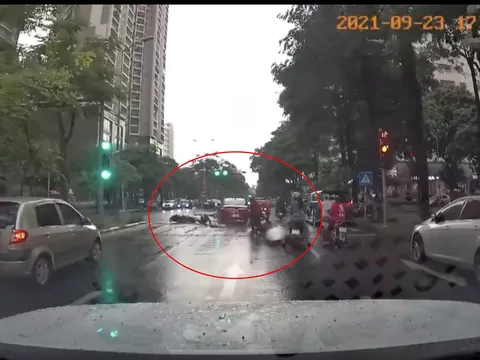 Ô tô tông hàng loạt xe máy đang dừng chờ đèn đỏ ở Hà Nội