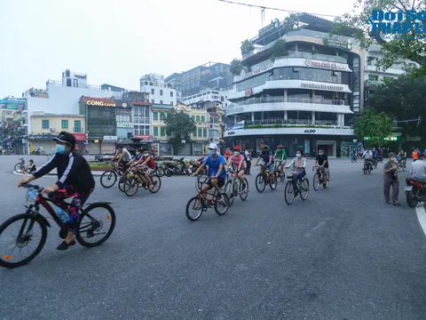 Hà Nội: Người dân hồ hởi đi tập thể dục ngoài trời sau hơn 2 tháng tạm dừng