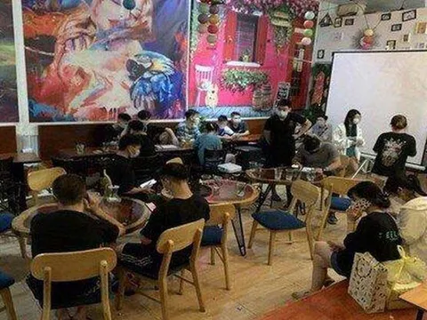 Xử phạt 17 khách ngồi uống nước trong quán trà chanh ở Hà Nội