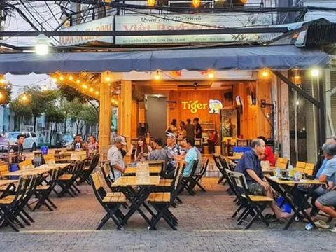 Hà Nội: Từ 6 giờ ngày 14/10, nhà hàng, quán ăn, xe buýt, taxi hoạt động trở lại