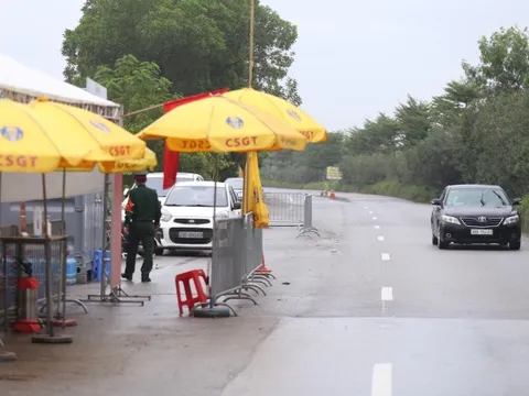 Hà Nội: Tạm dừng kiểm soát ở nhiều cửa ngõ, ô tô băng băng qua chốt