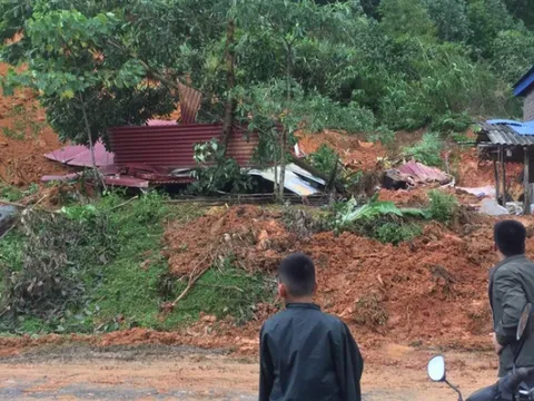 Hoà Bình: Sạt lở đất làm sập nhà dân, 4 người thương vong