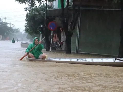 Mưa lũ ở miền Trung khiến 8 người chết và mất tích, hàng nghìn ngôi nhà bị ngập