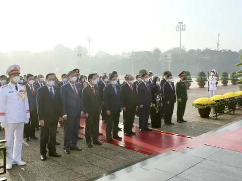 Các đại biểu Quốc hội vào Lăng viếng Chủ tịch Hồ Chí Minh