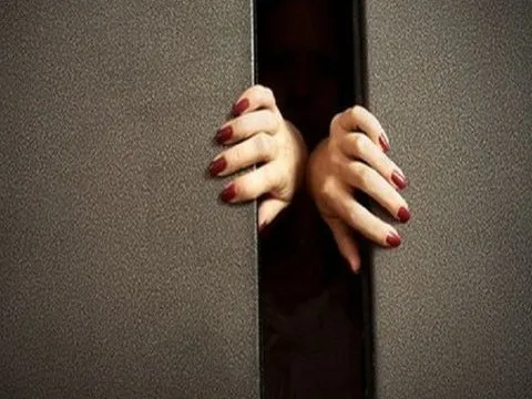 Hà Nội: Kẹt thang máy, cô gái rơi từ tầng 7 xuống tử vong