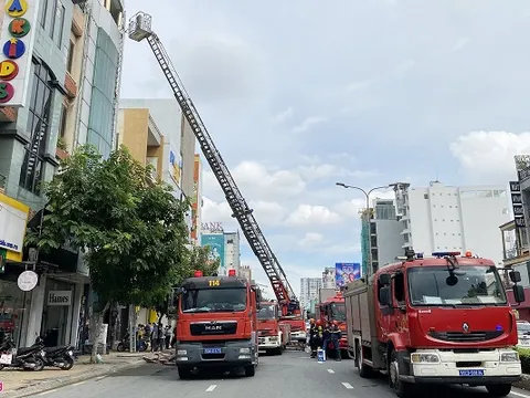 Cháy nhà 5 tầng ở TP.HCM, nhiều người hốt hoảng tháo chạy